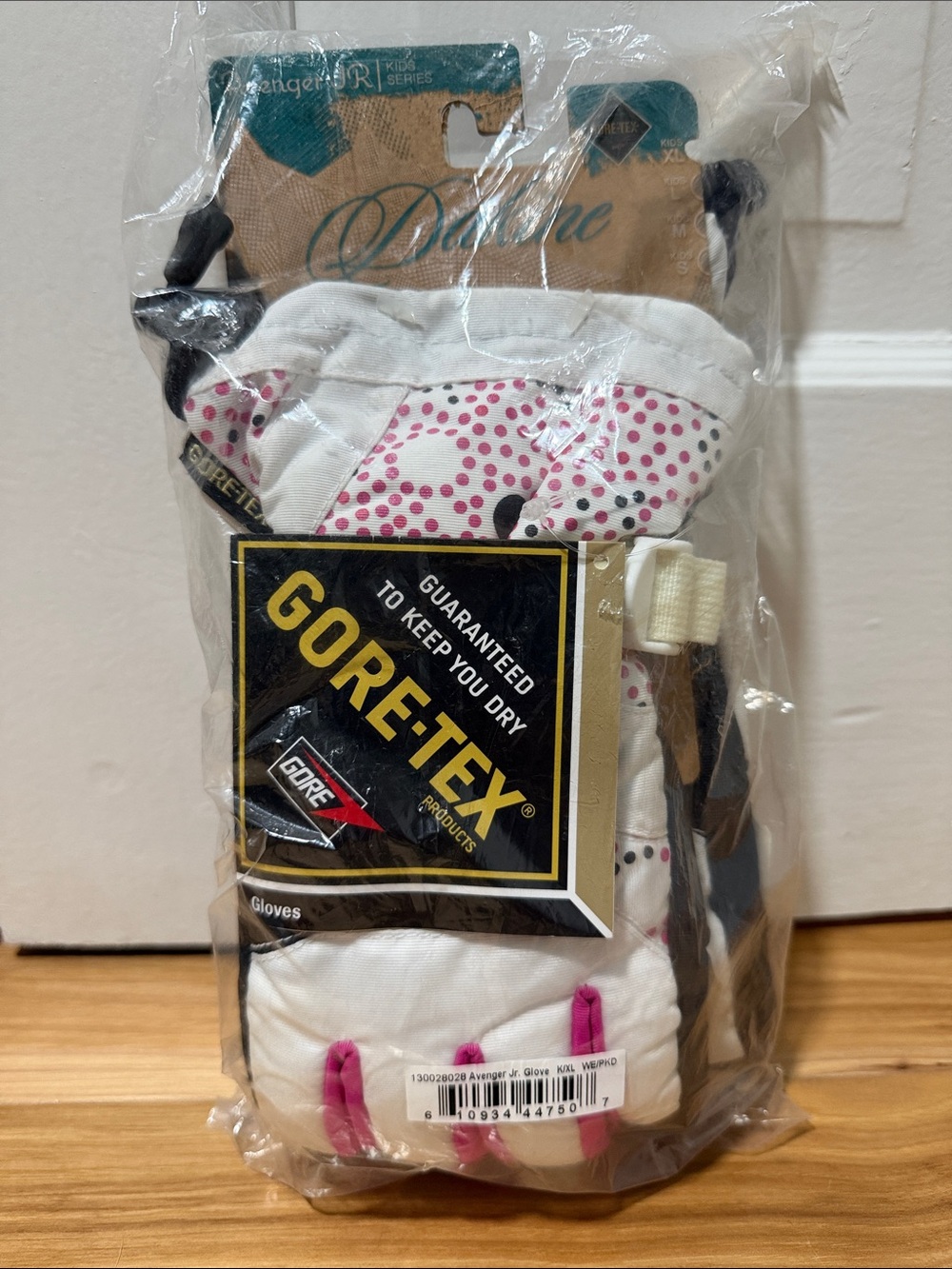 NWT Dakine Avenger White and Pink Junior Ski Gloves
